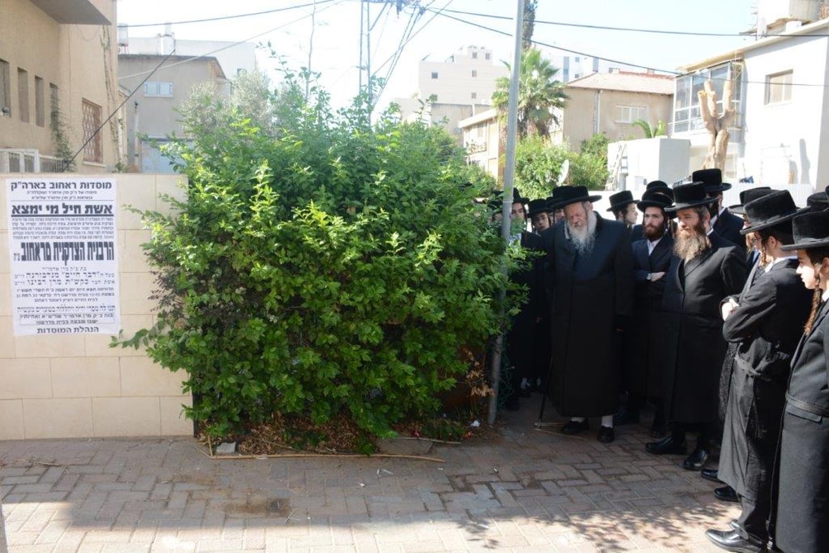 צפו: האדמו"רים נפרדו בדמעות מהרבנית מראחוב