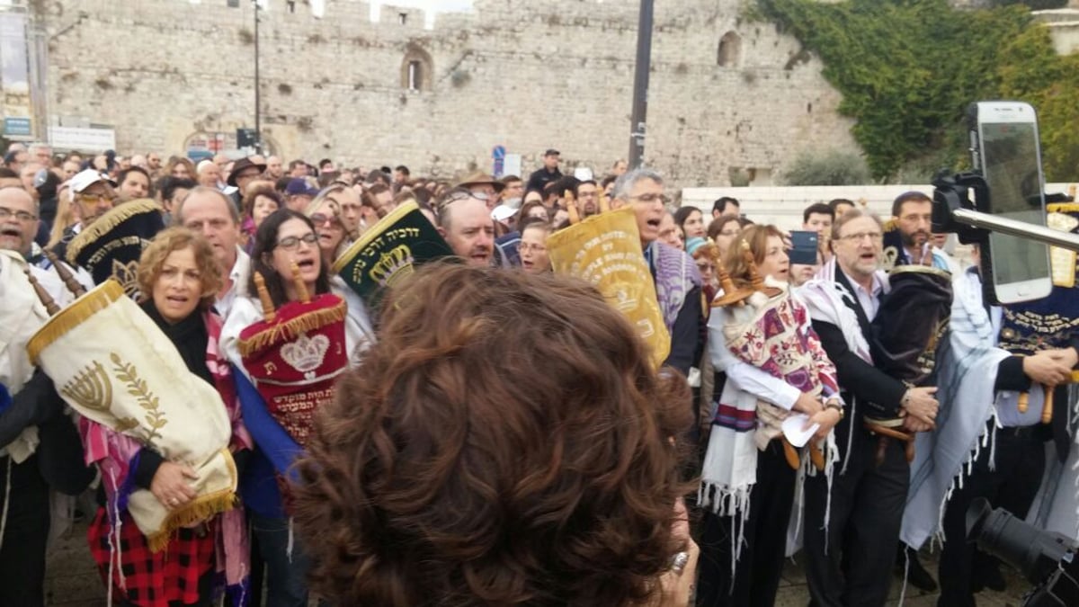 עימותים בכותל: גברים ונשים רפורמים צעדו עם ספרי תורה