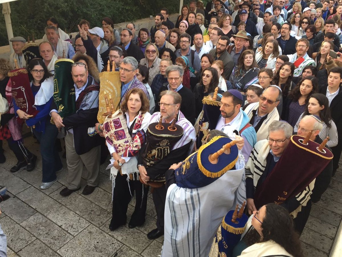 עימותים בכותל: גברים ונשים רפורמים צעדו עם ספרי תורה