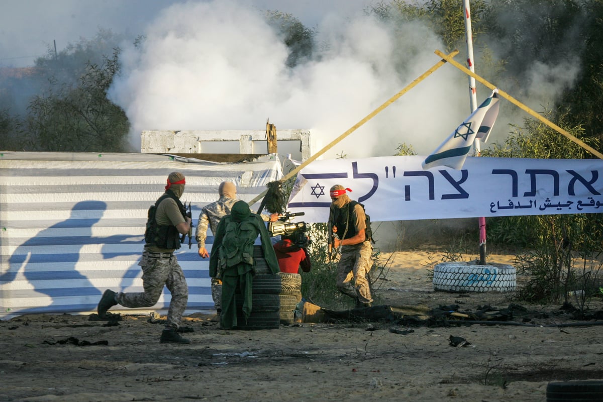 צפו בתמונות: חמושים פלסטינים מתרגלים מלחמה