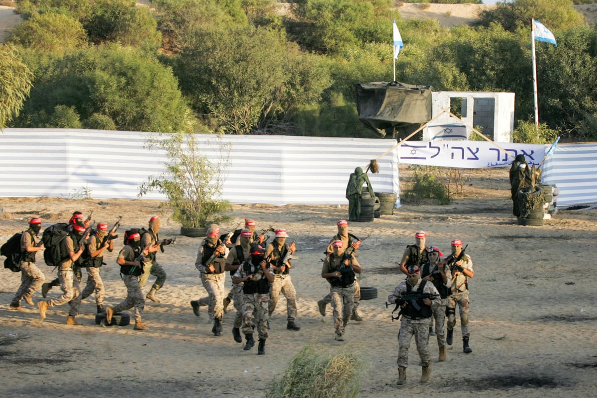 צפו בתמונות: חמושים פלסטינים מתרגלים מלחמה