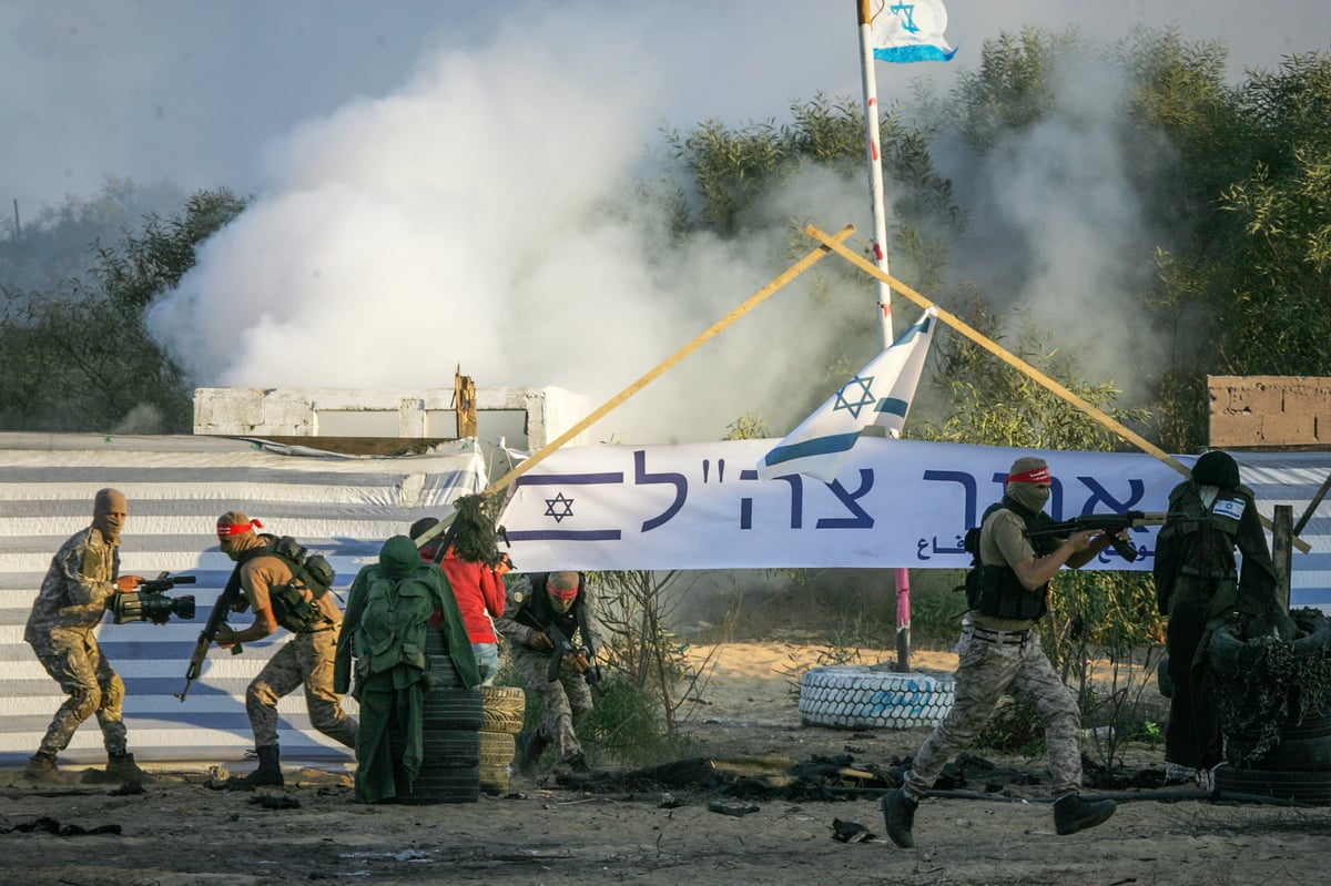 צפו בתמונות: חמושים פלסטינים מתרגלים מלחמה