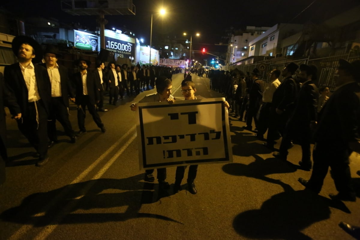 מאות מפגיני 'הפלג הירושלמי' חסמו את בני ברק | תיעוד