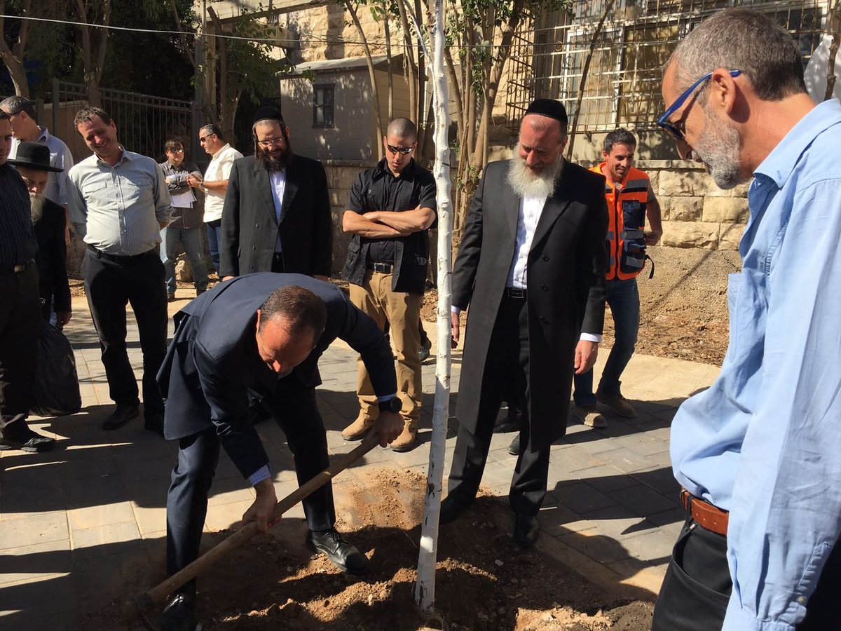 דייטש וברקת חגגו את שיפוץ השכונה בנטיעת עץ | תיעוד