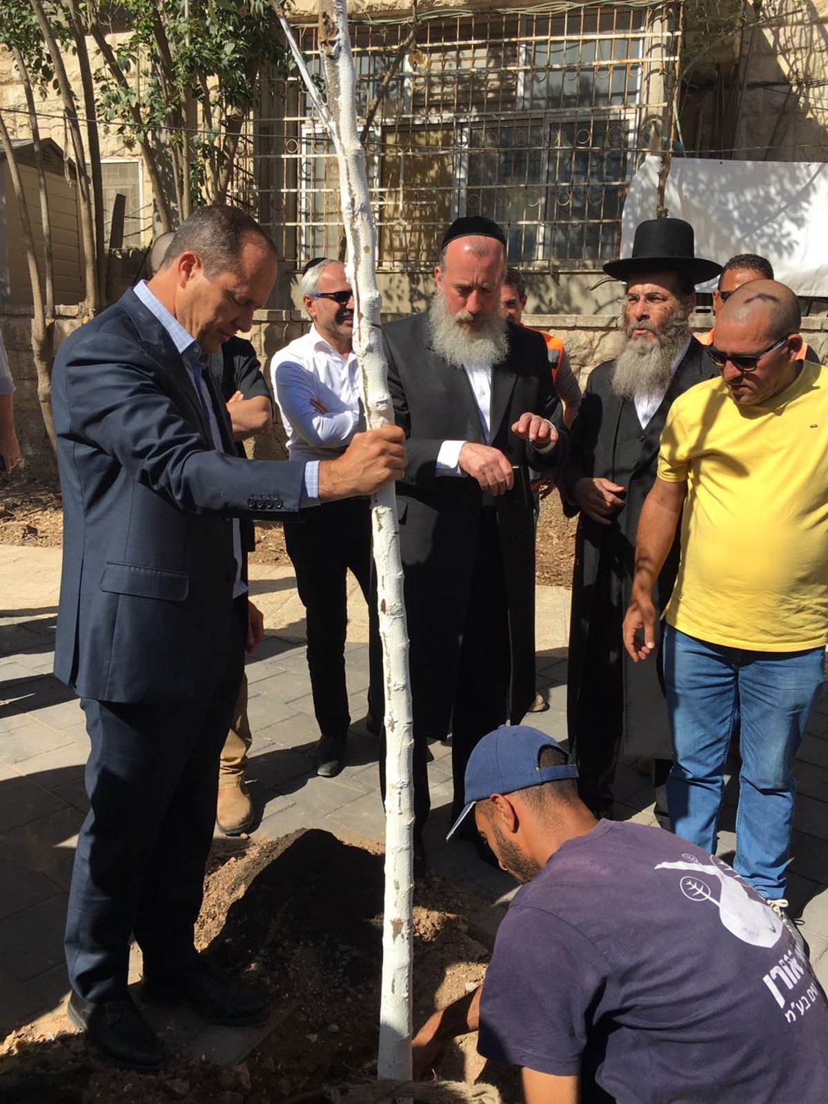 דייטש וברקת חגגו את שיפוץ השכונה בנטיעת עץ | תיעוד