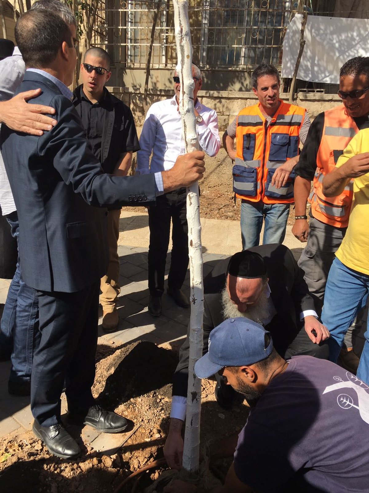 דייטש וברקת חגגו את שיפוץ השכונה בנטיעת עץ | תיעוד