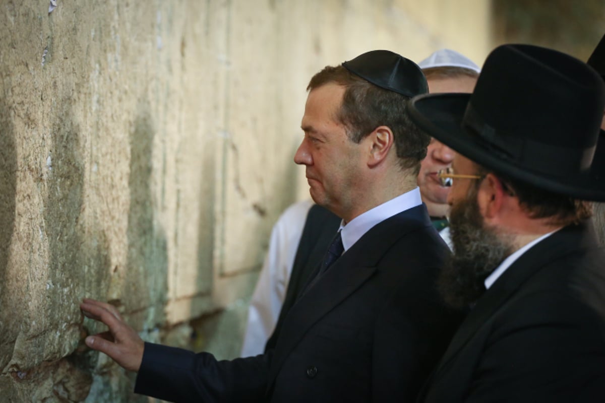 ראש ממשלת רוסיה ביקר בכותל המערבי | צפו