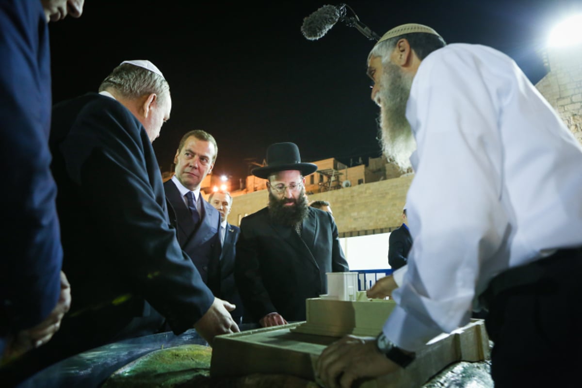 ראש ממשלת רוסיה ביקר בכותל המערבי | צפו