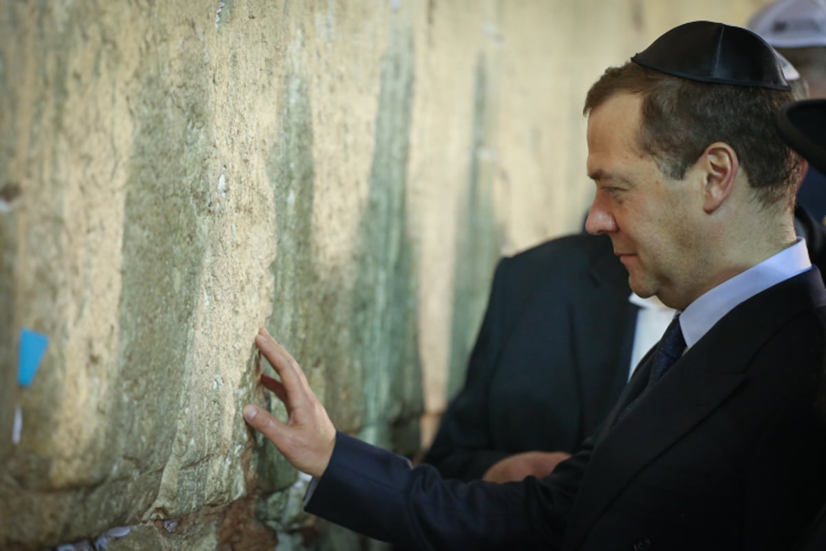 ראש ממשלת רוסיה ביקר בכותל המערבי | צפו