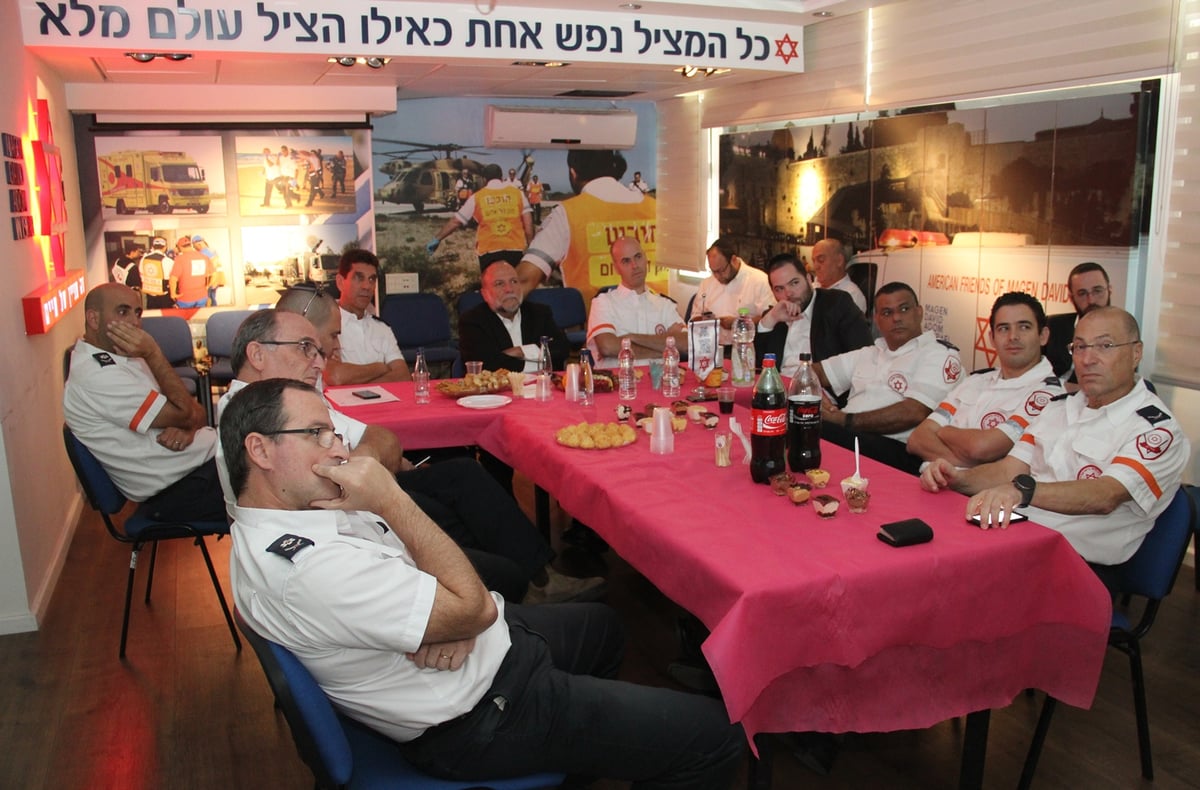 סגן שר האוצר הרב יצחק כהן בביקורו במד"א: "נעשה כל מאמץ לסייע לכם"