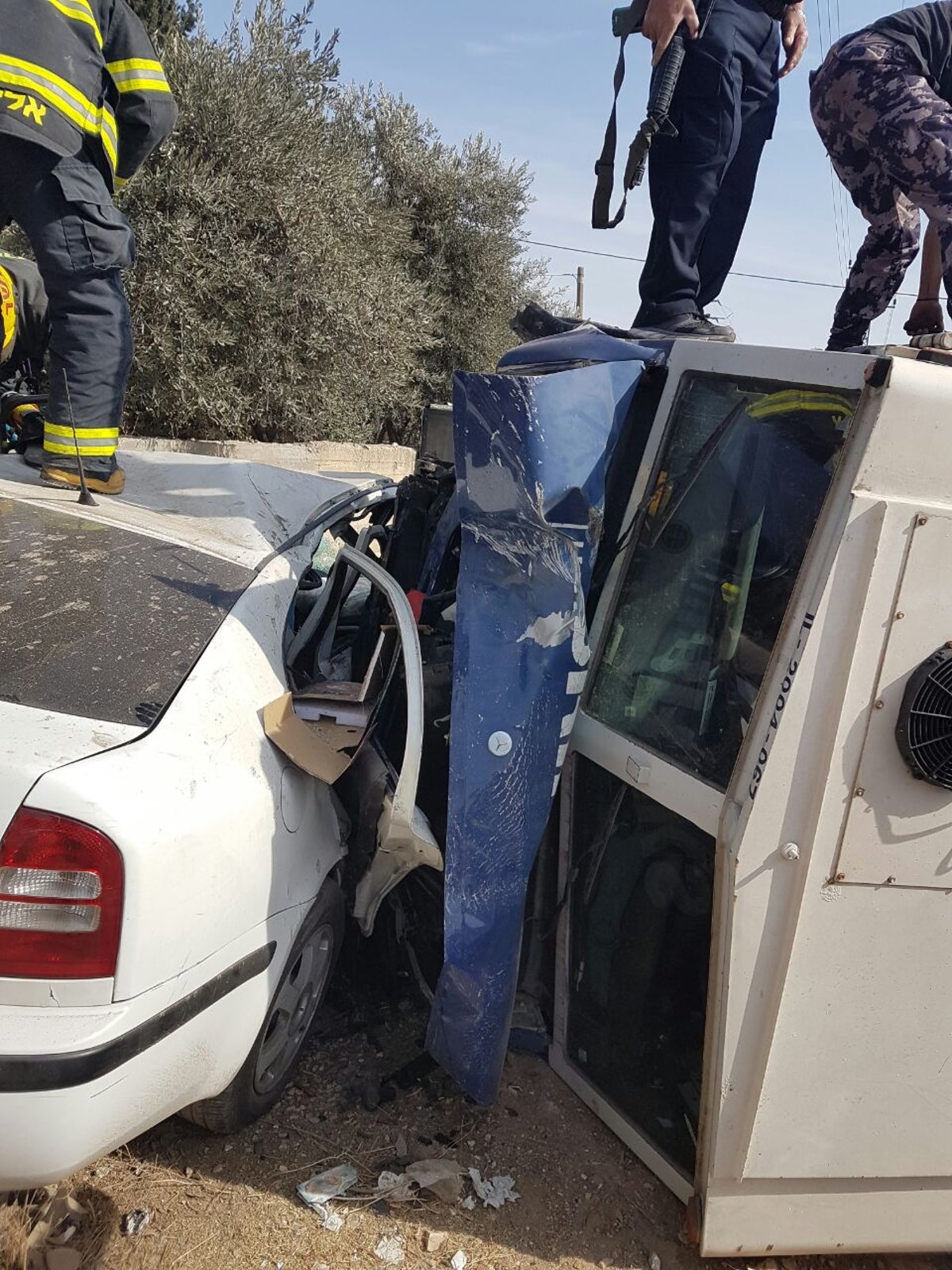 כביש 437: ה'ברינקס' מחץ את הרכב הפרטי