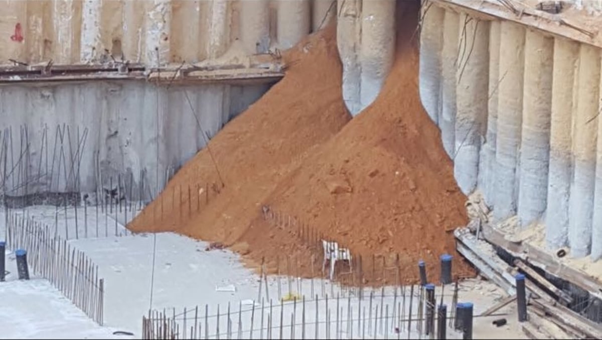 בגלל אתר בניה: בור ענק באמצע הכביש והמדרכה | תיעוד