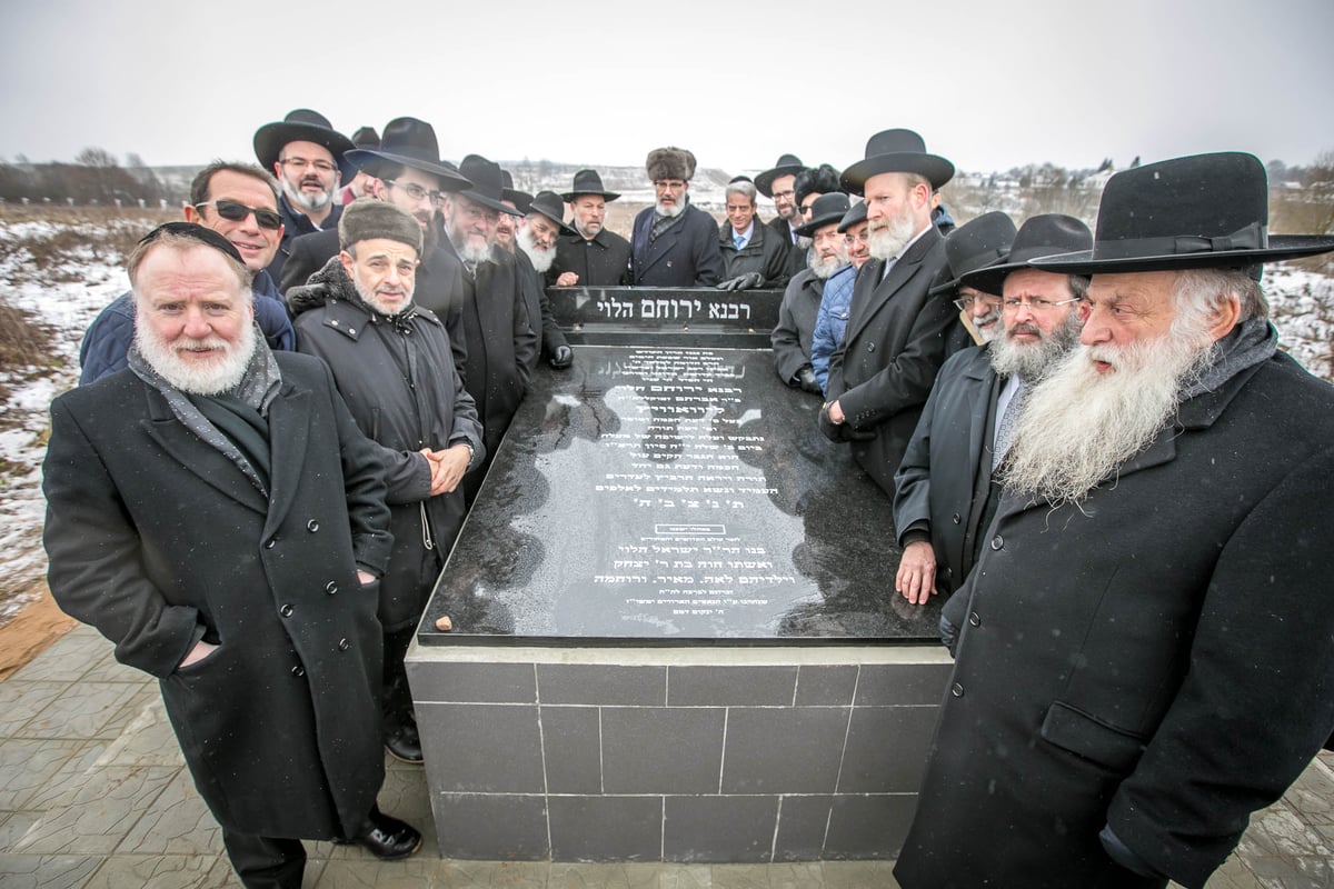 תיעוד: הוקמה מצבה על ציונו של הגאון רבי ירוחם ליבוביץ זצ"ל