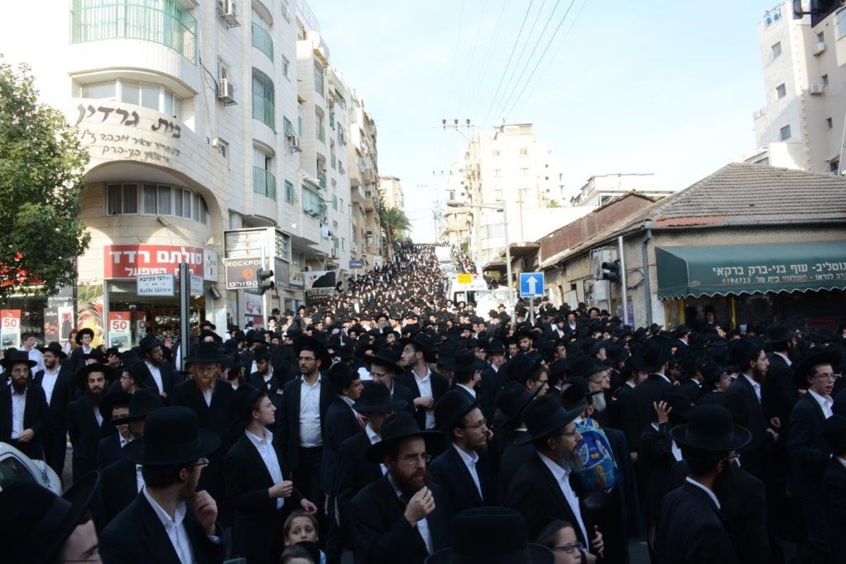 אלפים בהלווית ראש ישיבת סלבודקא רבי נתן צבי שולמן זצ"ל. צפו