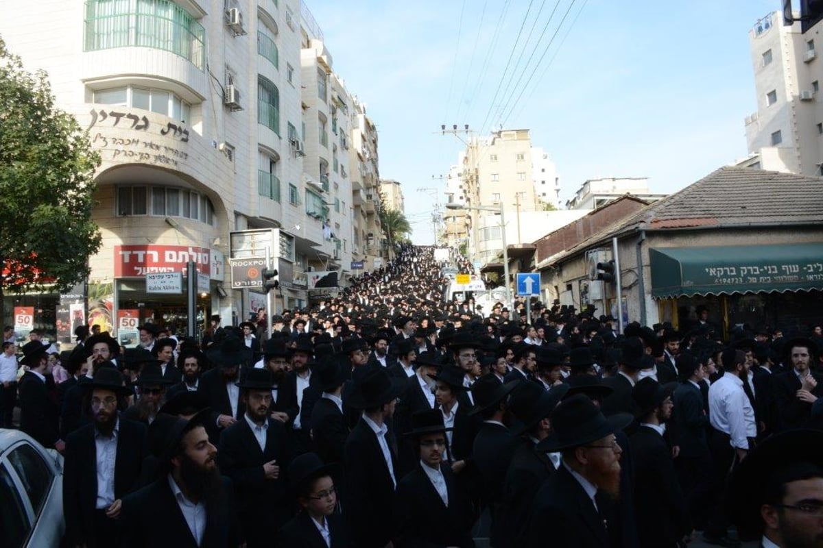 אלפים בהלווית ראש ישיבת סלבודקא רבי נתן צבי שולמן זצ"ל. צפו