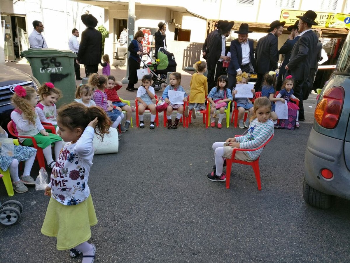 64 ילדות והוריהן חסמו את חניון העירייה