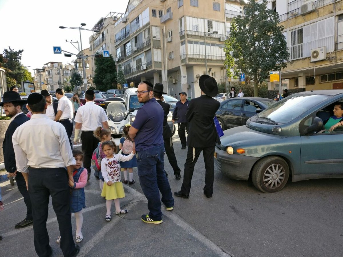 64 ילדות והוריהן חסמו את חניון העירייה