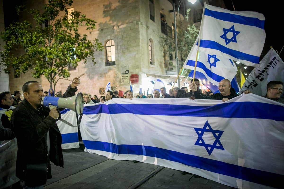 עשרות הפגינו בירושלים בקריאה להעניק צל"ש לאלאור אזריה