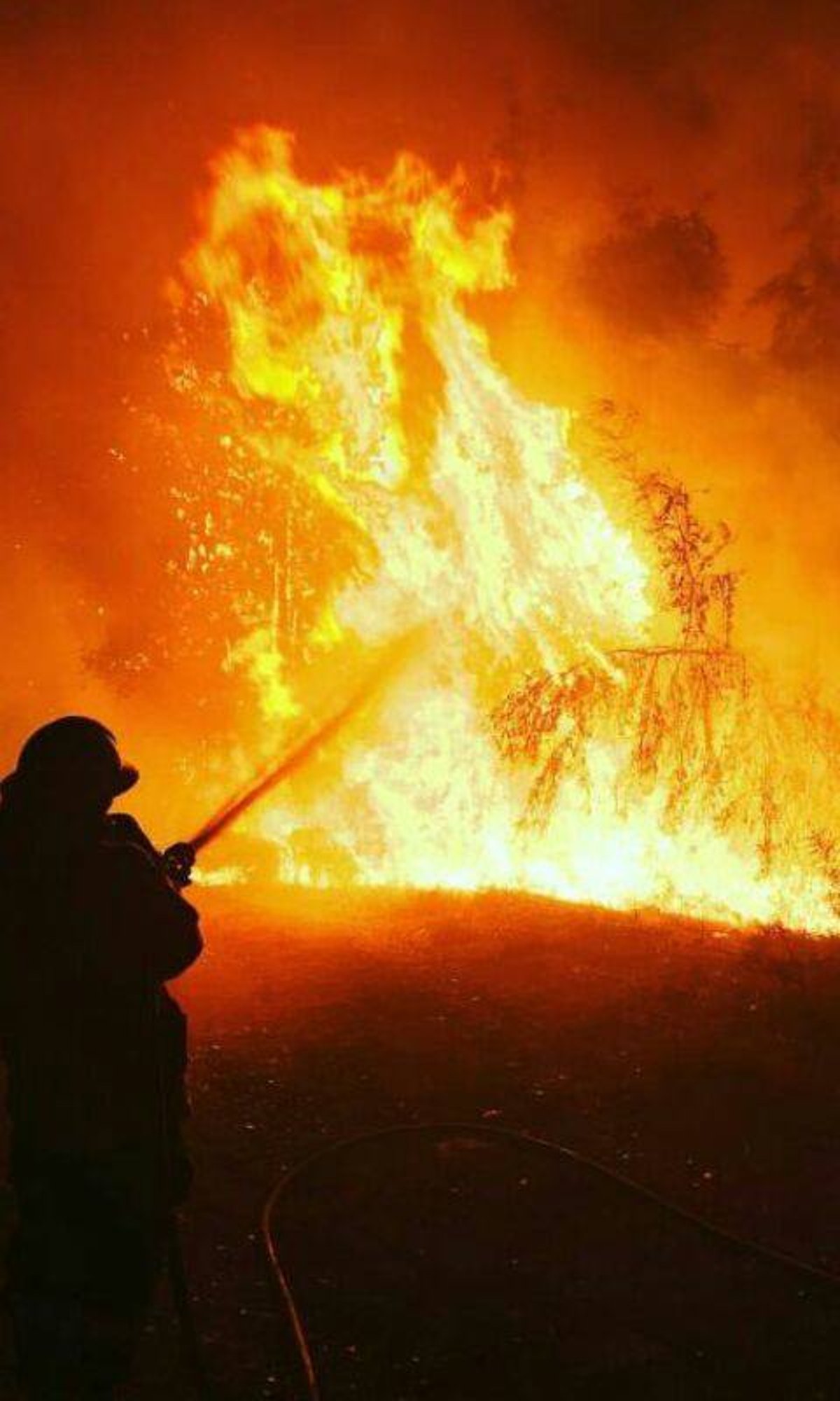 ממצלמת הכבאי: כך נראית הלחימה באש