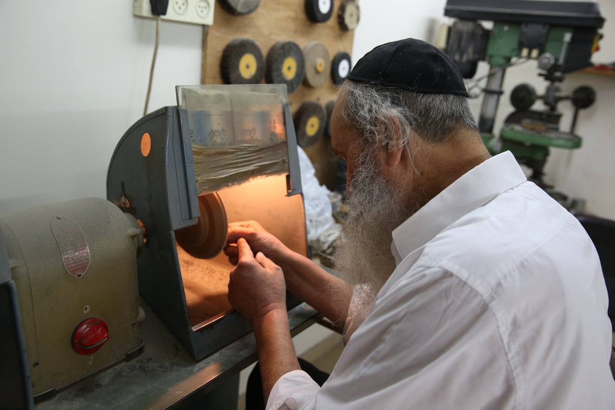 זֶה אֵלִי וְאַנְוֵהוּ: הצצה למלאכתו של צורף החנוכיות בבני ברק