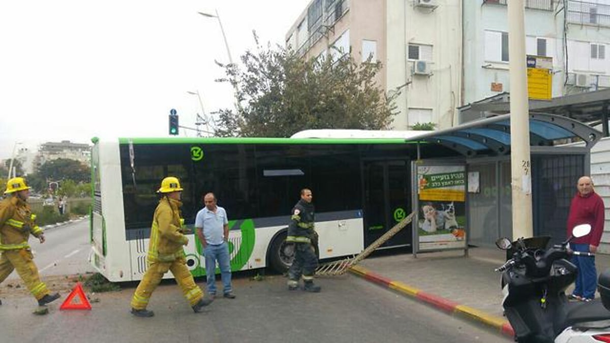 אוטובוס חצה שני נתיבים והתנגש במבנה