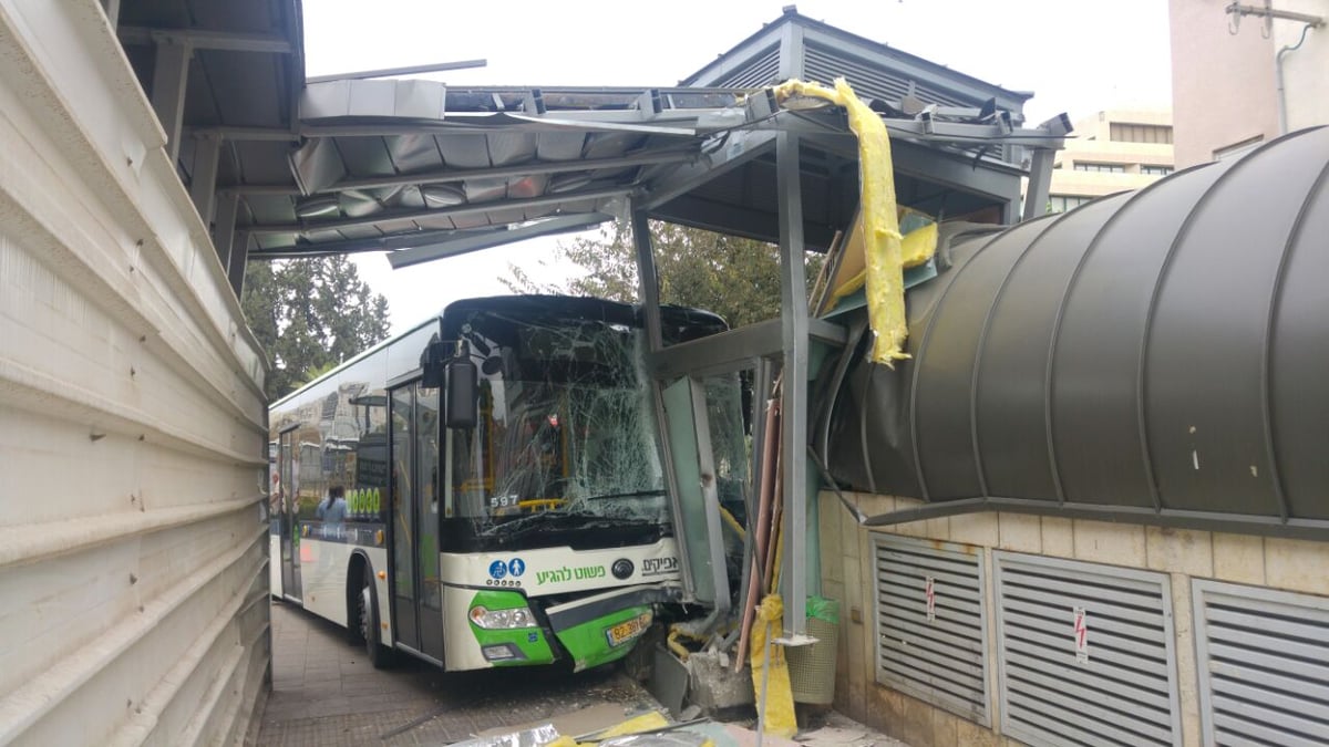 אוטובוס חצה שני נתיבים והתנגש במבנה