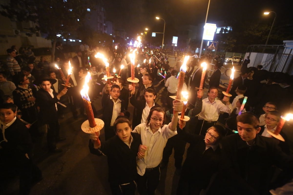 בגרודנא זכרו את הגרד"צ קרלנשטיין זצ"ל עם הכנסת ס"ת. צפו