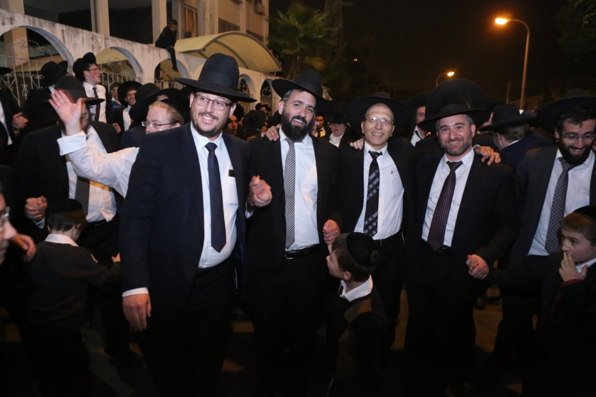 בגרודנא זכרו את הגרד"צ קרלנשטיין זצ"ל עם הכנסת ס"ת. צפו