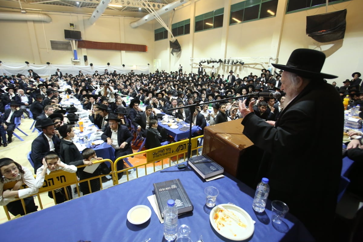 בגרודנא זכרו את הגרד"צ קרלנשטיין זצ"ל עם הכנסת ס"ת. צפו