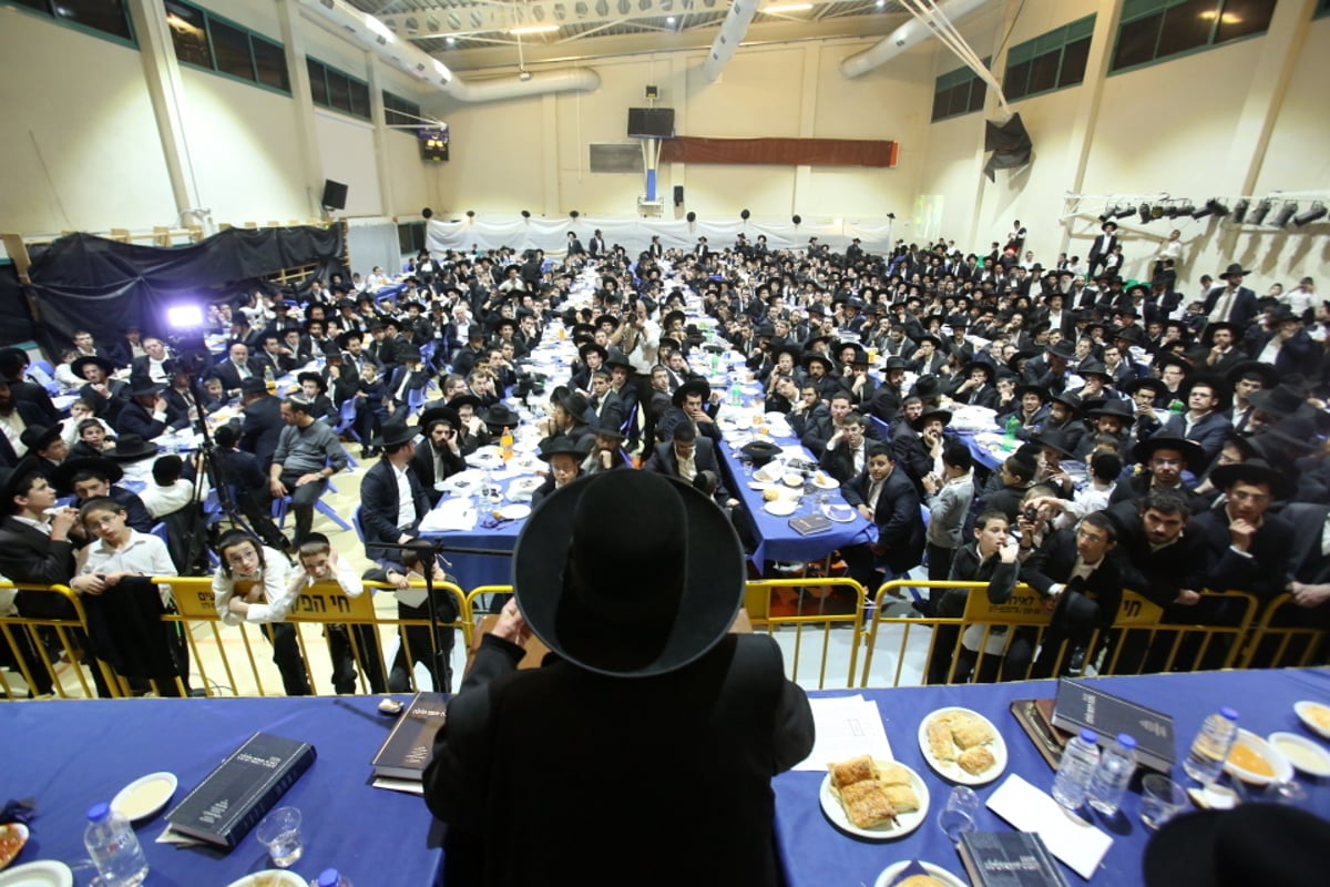 בגרודנא זכרו את הגרד"צ קרלנשטיין זצ"ל עם הכנסת ס"ת. צפו