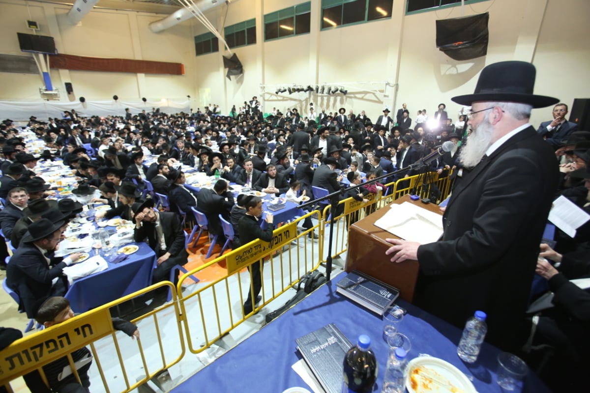 בגרודנא זכרו את הגרד"צ קרלנשטיין זצ"ל עם הכנסת ס"ת. צפו