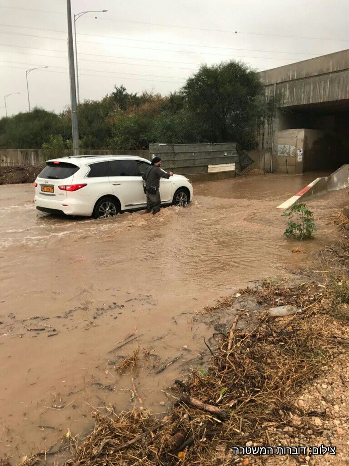 8 אנשים חולצו בידי המשטרה מהשיטפונות