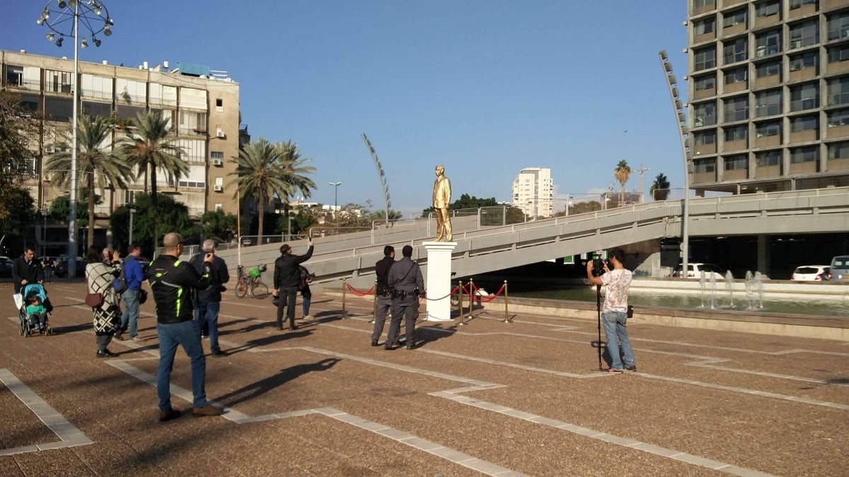 בכיכר רבין: פסל מוזהב של... נתניהו