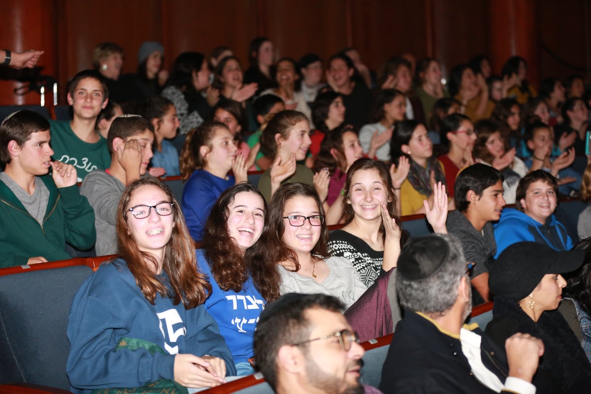 במופע של חנן בן ארי והמועצת: ילדים שביתם נשרף