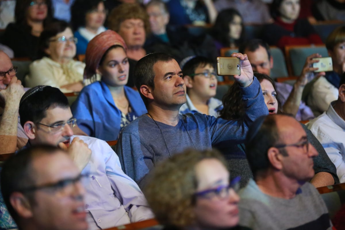 במופע של חנן בן ארי והמועצת: ילדים שביתם נשרף