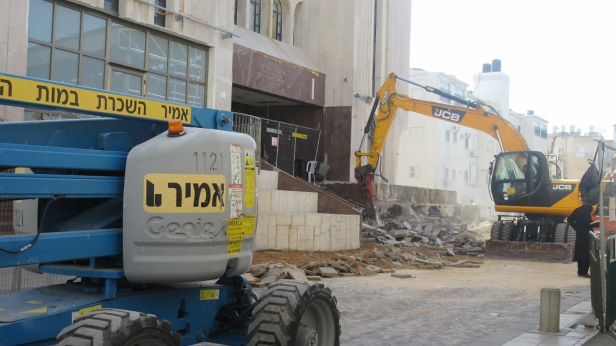 החלה הריסת המדרגות של בית המדרש | תיעוד