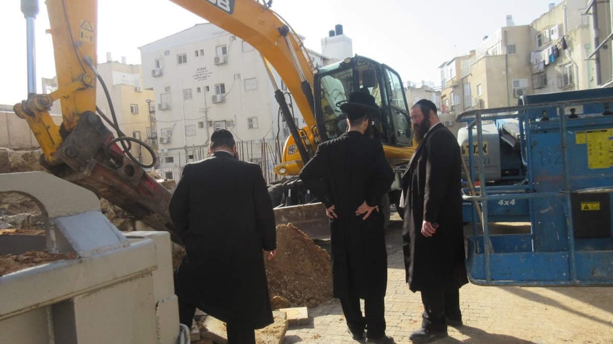 החלה הריסת המדרגות של בית המדרש | תיעוד