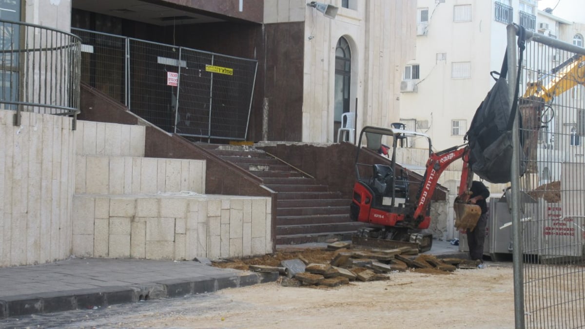 החלה הריסת המדרגות של בית המדרש | תיעוד