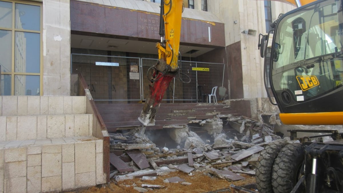 החלה הריסת המדרגות של בית המדרש | תיעוד