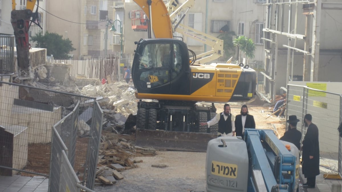 החלה הריסת המדרגות של בית המדרש | תיעוד