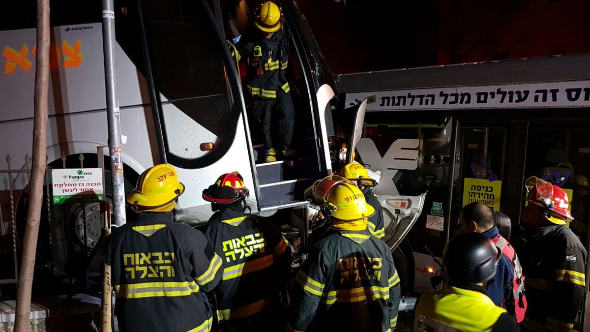 כשעתיים אחרי: אותרה גופת אדם שנמחץ בין האוטובוסים