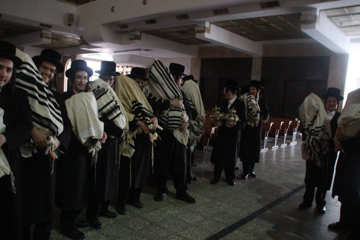 בדמעות: כך הוצאו ספרי התורה של ויז'ניץ