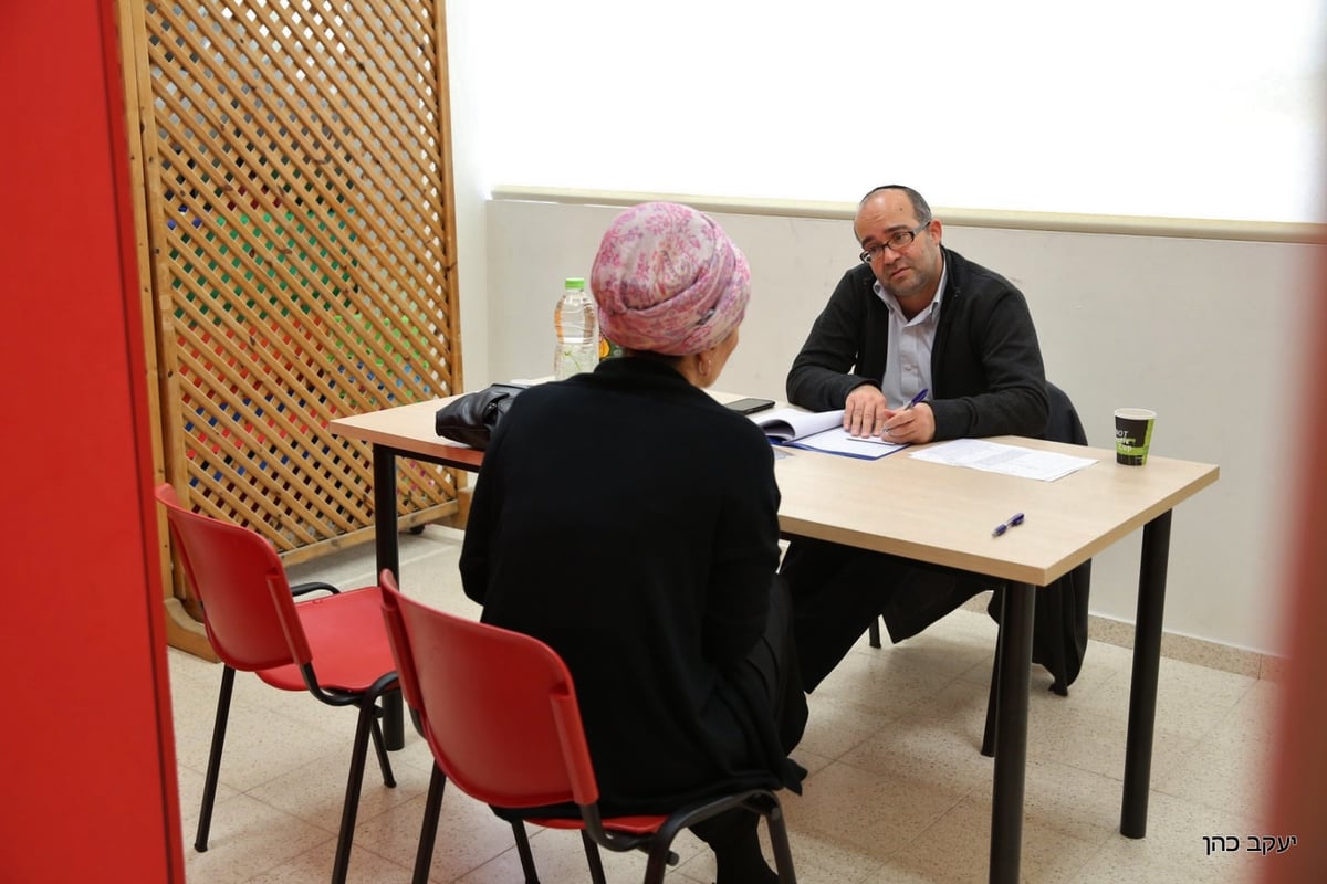 מאות בקבלת קהל של צוות השר דרעי בפתח תקווה