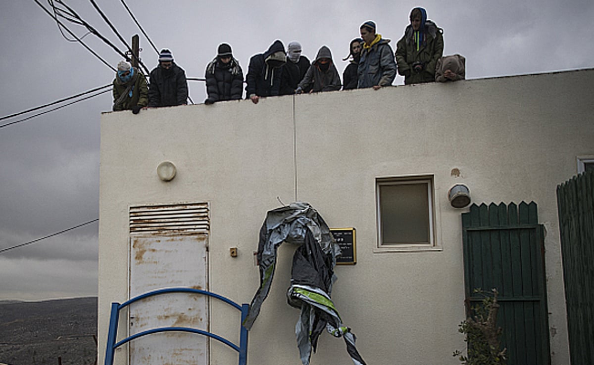 פעילי הימין מתבצרים על גג אחד הבתים