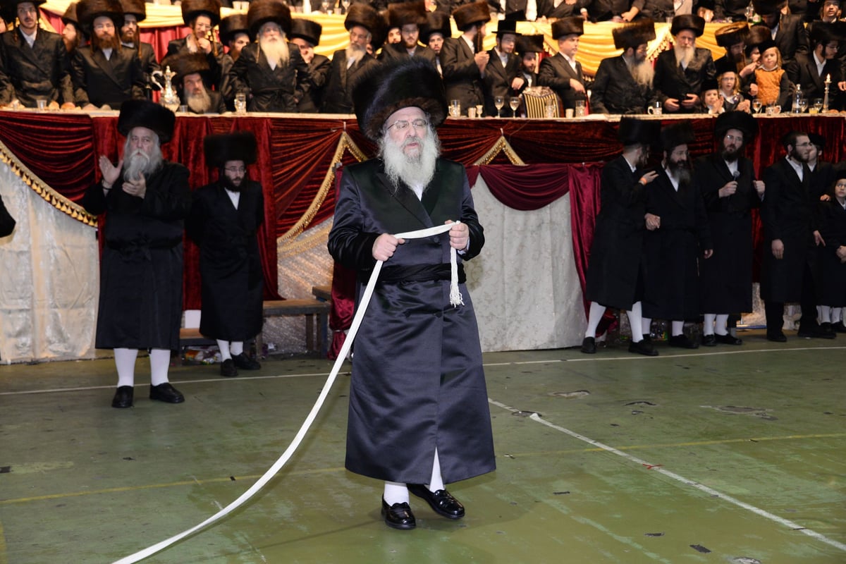 חתונת בתו הצעירה של הרבי מנדבורנה. צפו