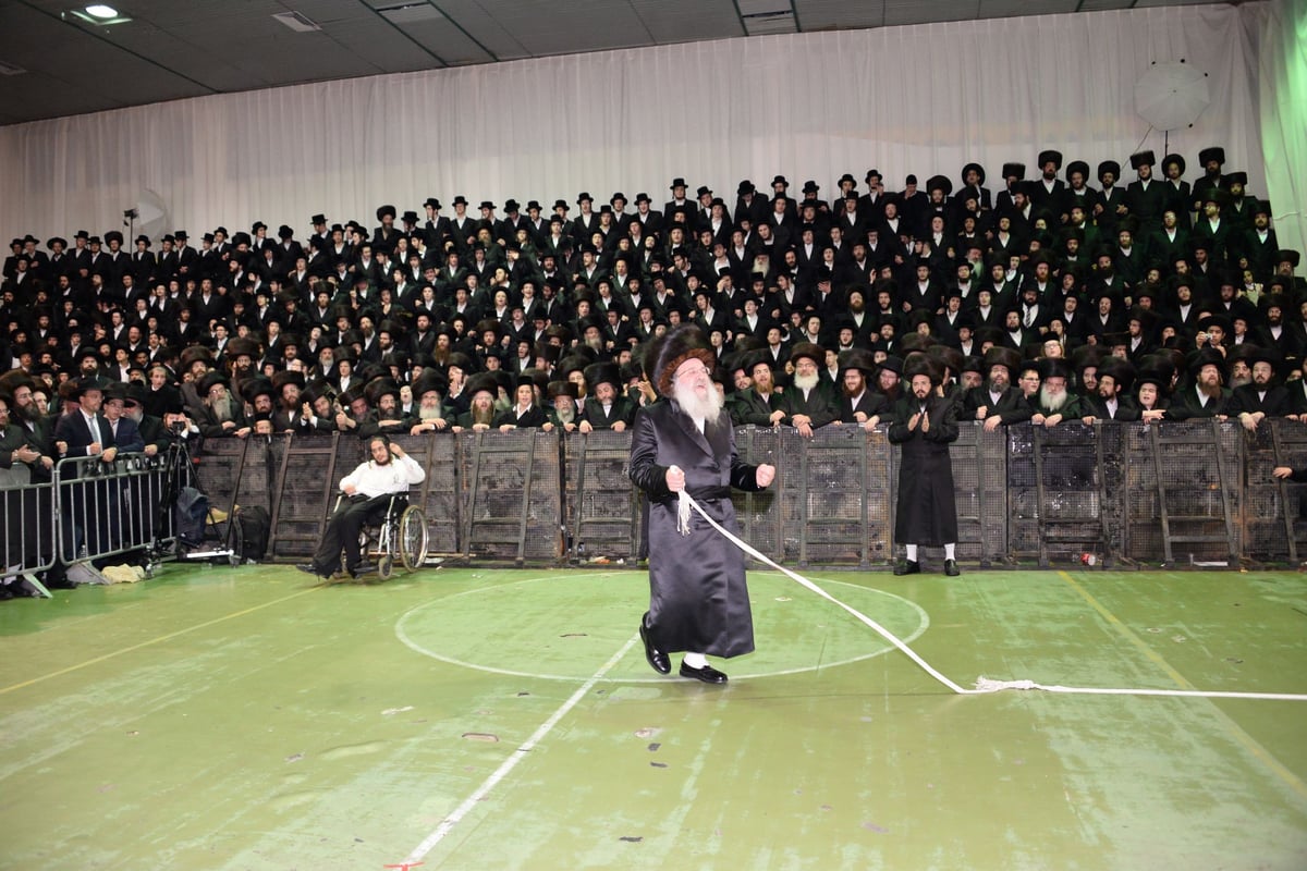 חתונת בתו הצעירה של הרבי מנדבורנה. צפו