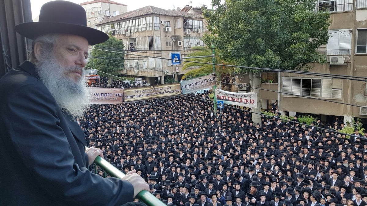 אלפים התכנסו לעצרת מחאה בבני ברק. צפו