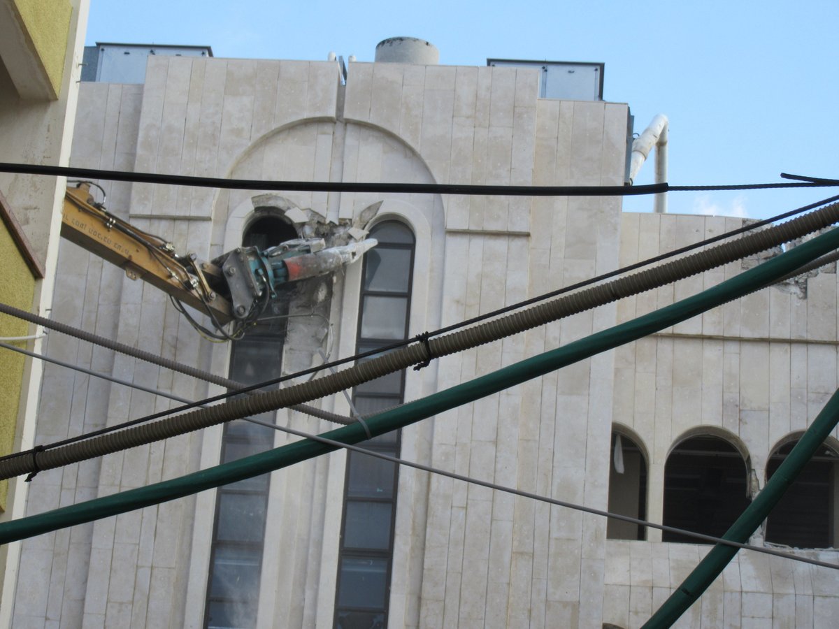 היסטוריה בחסידות ויז'ניץ: החלה הסרת בית המדרש הגדול