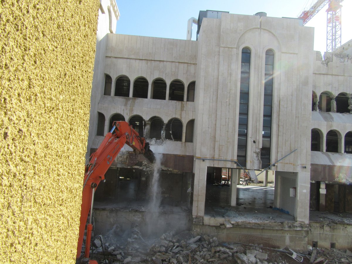 היסטוריה בחסידות ויז'ניץ: החלה הסרת בית המדרש הגדול