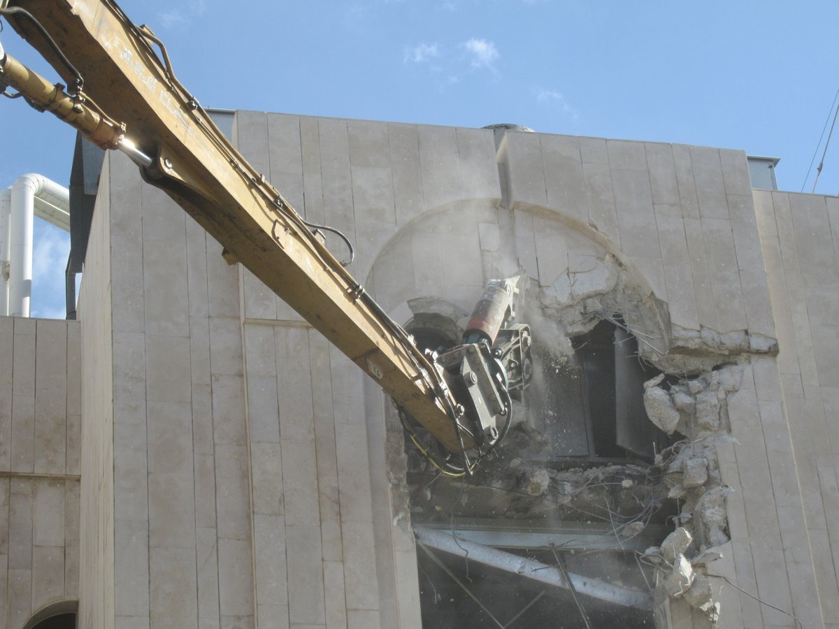 היסטוריה בחסידות ויז'ניץ: החלה הסרת בית המדרש הגדול